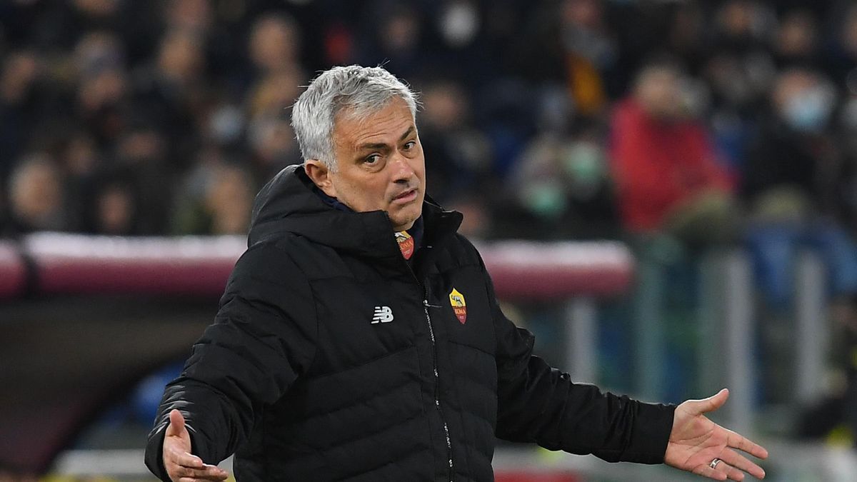 Jose Mourinho: Sang Spesialis Trofi yang Tak Pernah Kehilangan Karisma